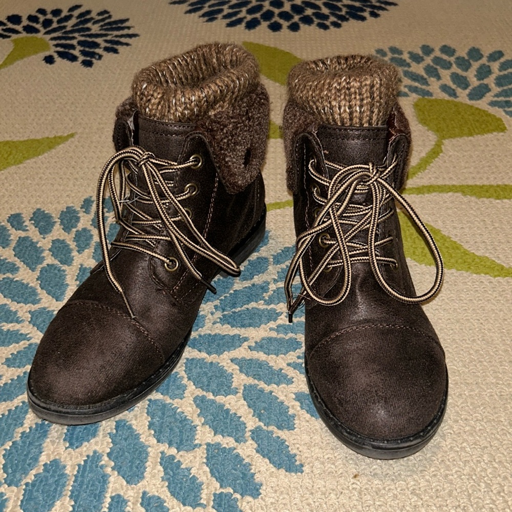 Sweater lined combat boots LAST CHANCE BEFORE ITS DONATED